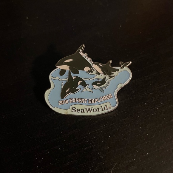 Sea world pin - Picture 1 of 2